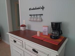 特雷索波利斯Casa Verde - Suíte 1的厨房台面上配有咖啡壶