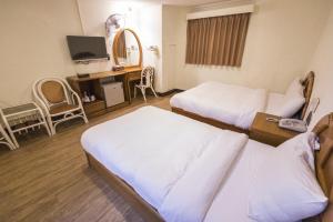 屏东县子琪大饭店的一间医院间,配有两张床和电视