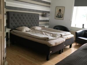 BorgvikKvarnen i Borgvik的一间卧室配有一张大床和软垫床头板