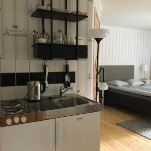 BorgvikKvarnen i Borgvik的一个带水槽的厨房和一张位于客房内的床