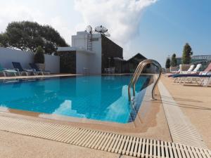 芭堤雅市中心芭堤雅蓝天酒店的一个带水滑梯的大型游泳池