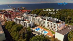 科沃布热格Apartamenty BalticON Nadmorskie Tarasy的享有大型建筑和度假村的空中景致