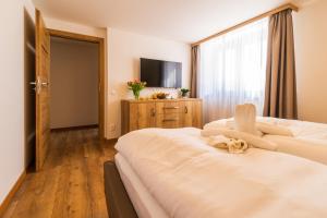 多纳瓦利Chalets Gardenia的酒店客房设有两张床和电视。