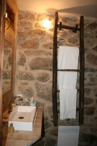 米兰达德尔卡斯塔尼亚尔Casa Cristina的一间带水槽和石墙的浴室