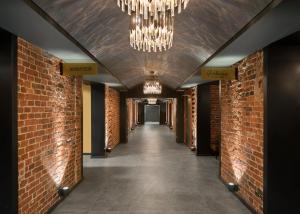 图尔库Hotel Kakola的走廊设有砖墙和吊灯