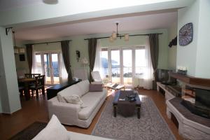 帕莱欧卡斯提撒Villa Marco的客厅配有沙发和桌子
