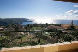 帕莱欧卡斯提撒Villa Marco的阳台享有海景。