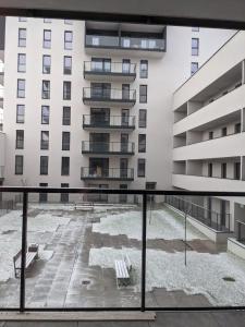 罗兹Nowoczesny Apartament przy Manufakturze z parkingiem podziemnym i klimatyzacją的从公寓大楼的阳台上可欣赏到风景。