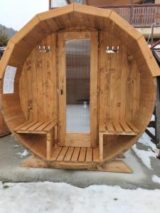 布什泰尼Casa Farcaș Bușteni的一个带圆门的大型木制桑拿浴室