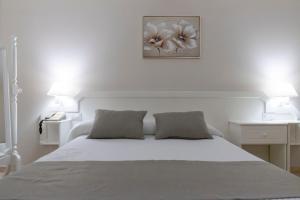 拉莫玛酒店客房内的一张或多张床位