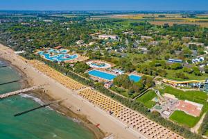 卡奥莱Estivo Premium Plus mobile homes on Camping Pra delle Torri的享有海滩和度假村的空中景致