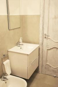 卡普里Casa Tarantino Charming apartments的浴室配有白色水槽和卫生间。