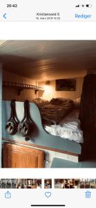 克里斯蒂安桑Bondegårdsparken Farm Holiday的一间卧室配有一张双层床,享有音响系统。
