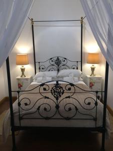 帕尔Skinkikofi Guest House的一间卧室配有一张带两盏灯的黑色床。