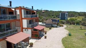 皮里亚波利斯Terrazas De Punta Colorada的享有带庭院的房屋的空中景致