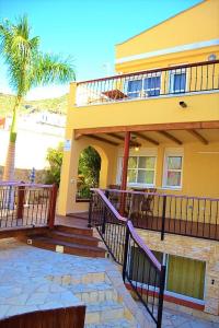 阿德耶Villa Elena , Costa Adeje的黄色的房子设有阳台和庭院