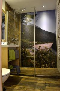 沃瑟姆阿尔伯格Birg 1414的浴室设有淋浴,墙上挂有绘画作品