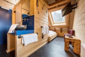 康斯坦茨Landgasthof Kreuz的小木屋内的浴室设有水槽和窗户