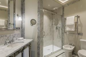 罗马Room Mate Filippo的带淋浴、盥洗盆和卫生间的浴室
