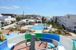 哈马马特佐迪亚克酒店的享有度假村游泳池的景致