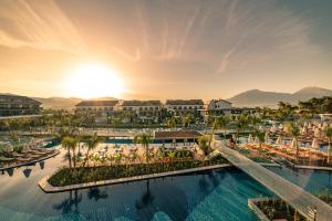 费特希耶Akra Fethiye The Residence Tui Blue Sensatori - Ultra All Inclusive - Adults Only的享有带游泳池的度假村的空中景致