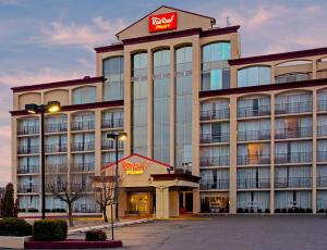 威奇托Red Roof Inn PLUS+ Wichita East的一座酒店大楼,上面有标志