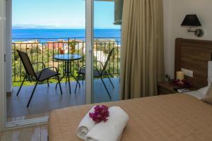 阿普索斯雅尼斯孚酒店的一间卧室设有一张床和一个美景阳台