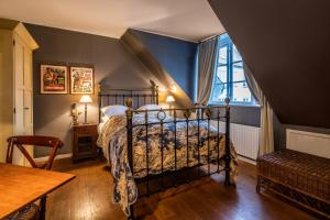 奥胡斯普罗旺斯别墅酒店的卧室位于客房的角落,配有一张床
