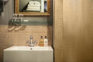普罗旺斯别墅酒店的一间浴室