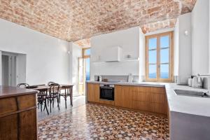 卡尔热斯Cargèse, appartement de charme surplombant le port的厨房拥有白色的墙壁和桌椅