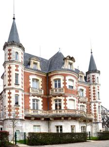布鲁瓦Appartement "La Chocolaterie" en Centre-Ville linge inclus的一座大型砖砌建筑,有两个塔楼