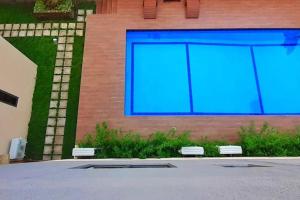 阿克拉Hilton Premium Suite, Labone的大楼一侧的大蓝屏