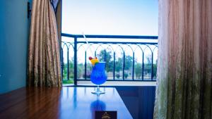 纳纽基HOTEL TAJI的窗前桌子上的蓝色玻璃