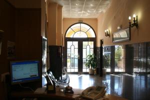 波多黎多德萨贡托奥地利76号酒店的办公室,办公桌,电脑和键盘