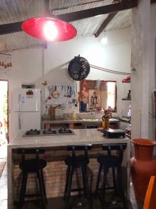 皮雷诺波利斯Dom Jaime - Guest House的厨房配有带吧台凳的大柜台