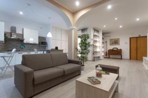 菲乌米奇诺Casa Vacanze Aurora的客厅配有沙发和桌子