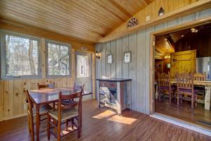 汤森德Cozy Log Cabin 6 Mi to Great Smoky Mtns NP!的一间带桌子和壁炉的用餐室