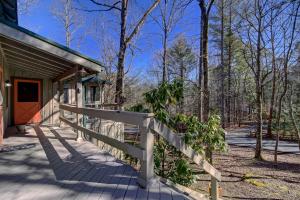 汤森德Cozy Log Cabin 6 Mi to Great Smoky Mtns NP!的门廊,有栅栏和树木