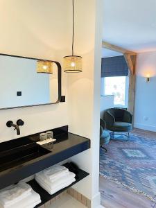 Hendrik-Ido-AmbachtBoutique hotel Hippe Hendrik的一间带大镜子和椅子的浴室