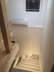 乌日策Kucica u Šumi的一间配有空调的房间里,楼梯