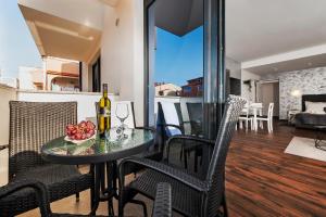 罗维尼Deluxe Apartments A&A的用餐室以及带桌椅的起居室。