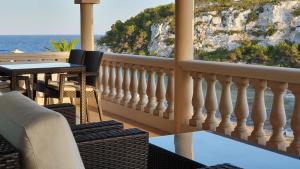 卡拉罗曼蒂卡ROMANTICA Voramar的阳台配有桌子,享有海景。