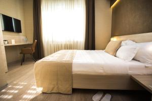贝尔格莱德普林斯哈尔酒店的一间卧室设有一张大床和窗户