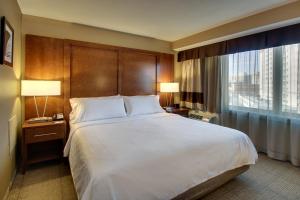 华盛顿特区银泉智选假日酒店客房内的一张或多张床位