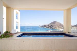 1 Homes Preview Cabo内部或周边的泳池