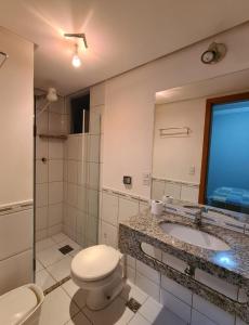 热河市Rio Quente Aguas da Serra Apart的一间带卫生间、水槽和镜子的浴室