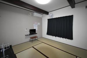 Guest House Shizuho的电视和/或娱乐中心