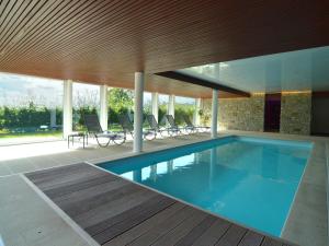 马尔梅迪Rich Holiday Home in Malmedy with Indoor Heated Pool的房屋中间的游泳池