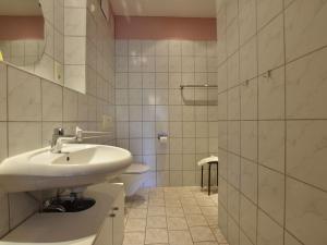 奥斯特巴德里克Cozy apartment in Rerik Germany near Sea的白色的浴室设有水槽和卫生间。