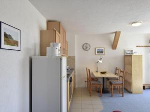 奥斯特巴德里克Spacious Apartment in Rerik Germany near Sea的厨房配有白色冰箱和桌子